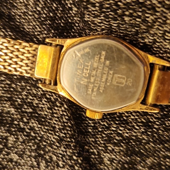 Vintage Slim Timex Quartz 10k - Picture 2 of 4